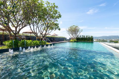 Outdoor pool, pool umbrellas, sun loungers