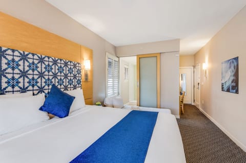 Deluxe Room, 1 King Bed | Premium bedding, down comforters, in-room safe, desk