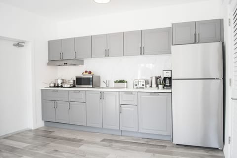 Full-size fridge, microwave, stovetop, dishwasher