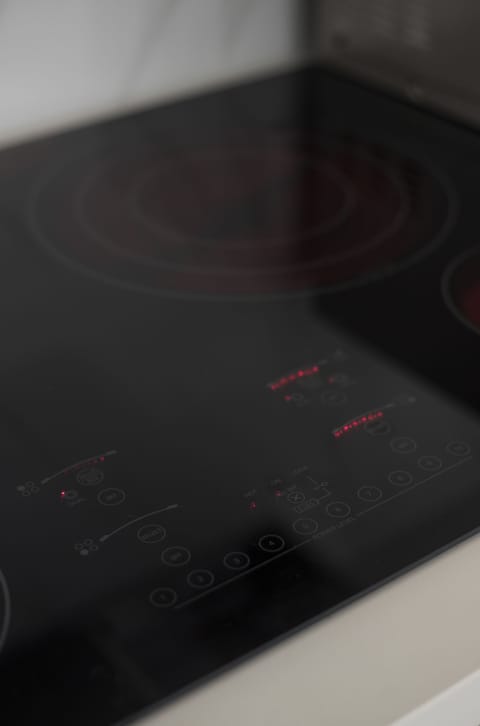 Full-size fridge, microwave, stovetop, dishwasher