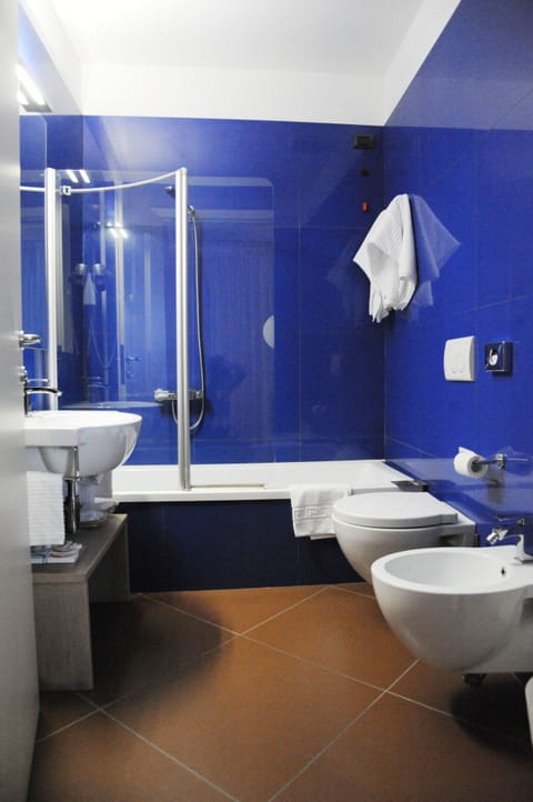 Comfort Double Room, 1 Queen Bed, Non Smoking | Bathroom | Shower, free toiletries, hair dryer, slippers