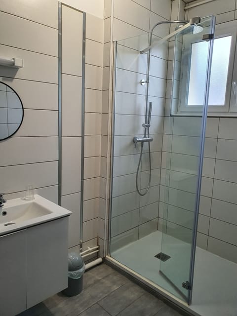 Superior Double Room | Bathroom | Shower, free toiletries, hair dryer, towels