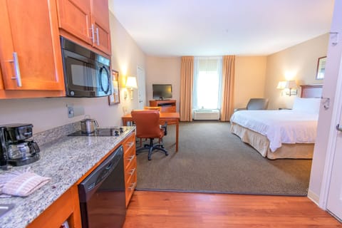 Full-size fridge, microwave, dishwasher, coffee/tea maker