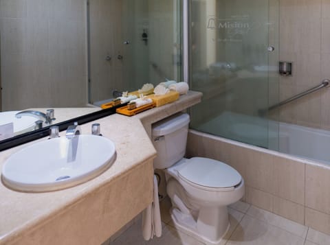 Grand Room, 2 Double Beds | Bathroom | Shower, free toiletries, towels