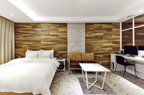 Deluxe Double Room | Individually decorated, individually furnished, soundproofing, free WiFi