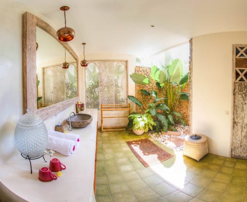 Shower, rainfall showerhead, free toiletries, hair dryer