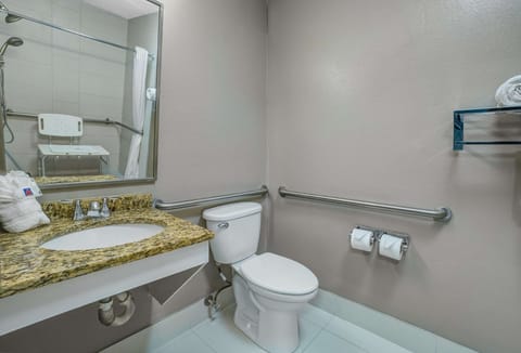 Combined shower/tub, free toiletries, towels