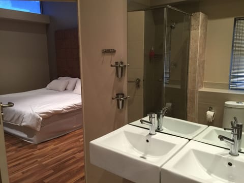 Deluxe Double Room, Bathtub | Bathroom | Free toiletries, hair dryer, towels