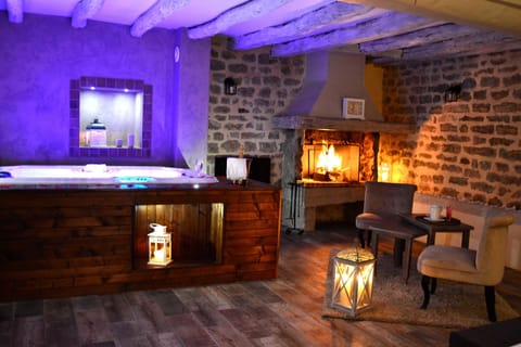 Suite (Bacchus) | Soundproofing, iron/ironing board, cribs/infant beds, free WiFi