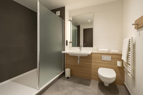 Shower, eco-friendly toiletries, towels