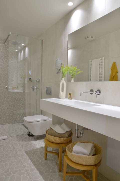Executive King Room | Bathroom | Shower, free toiletries, hair dryer, bathrobes