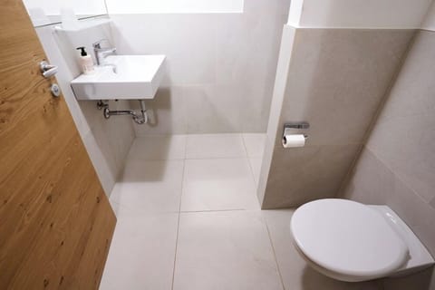 Basic Double Room, Non Smoking | Bathroom | Shower, hair dryer, towels, shampoo