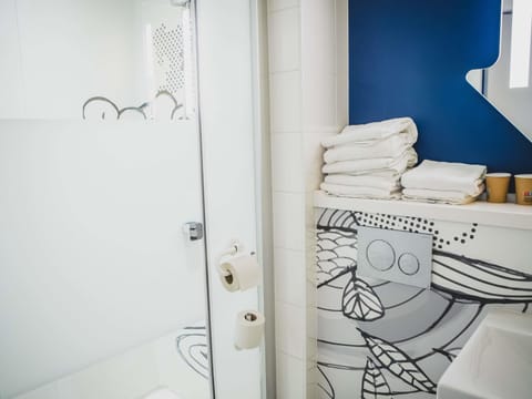 Desk, laptop workspace, soundproofing, free cribs/infant beds