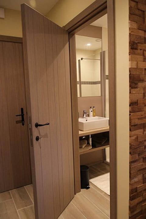 Double Room (Herfst) | Bathroom | Free toiletries, hair dryer, bathrobes, towels