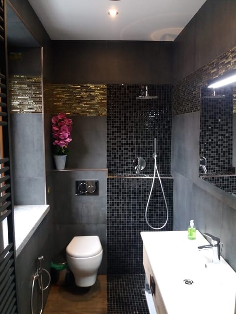 Executive Triple Room, Multiple Beds, Non Smoking, Refrigerator | Bathroom | Shower, rainfall showerhead, hair dryer, bidet