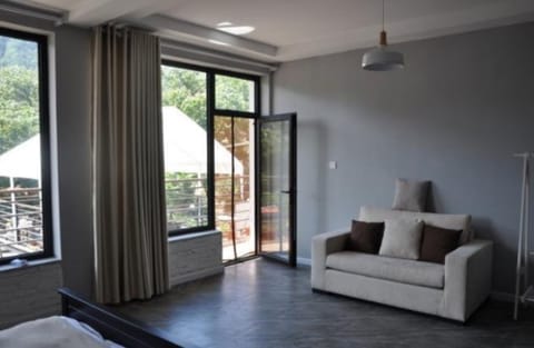 Villa | Desk, blackout drapes, WiFi (free)