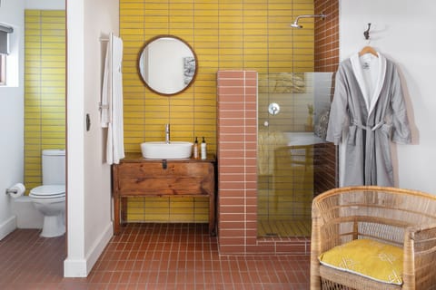 Comfort Room (Tranquil Courtyard) | Bathroom | Free toiletries, hair dryer, bathrobes, towels