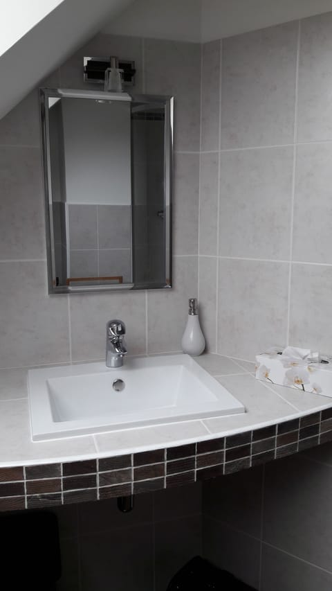 Double Room (Côté Clos) | Bathroom sink