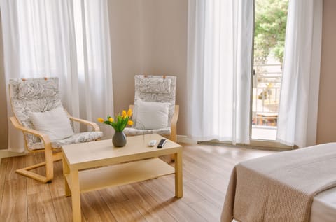 Apartment | Premium bedding, in-room safe, iron/ironing board, free WiFi