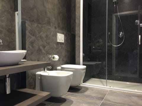 Luxury Room | Bathroom | Shower, rainfall showerhead, free toiletries, hair dryer