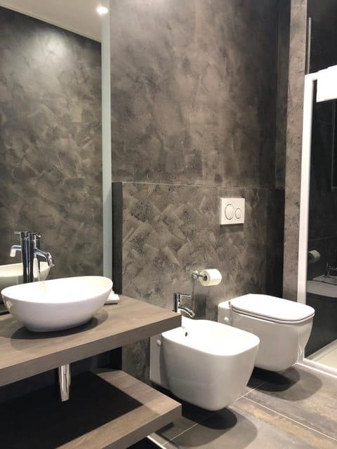 Shower, rainfall showerhead, free toiletries, hair dryer