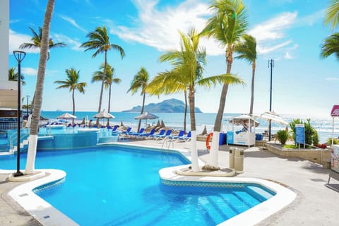 Outdoor pool, sun loungers