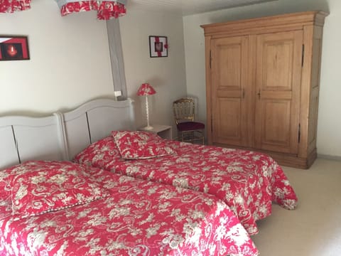 Comfort Double Room, 2 Twin Beds, Non Smoking | Blackout drapes, soundproofing, free WiFi, bed sheets