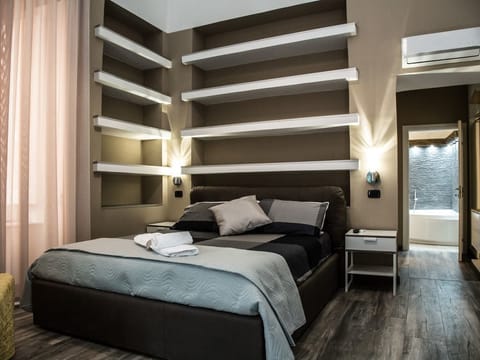 Deluxe Triple Room, Jetted Tub (Picasso) | Minibar, individually decorated, desk, blackout drapes