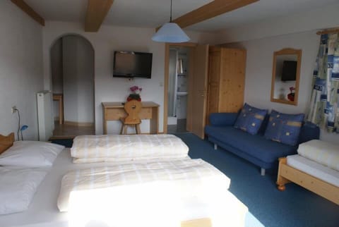 Standard Quadruple Room | Desk, free WiFi, bed sheets