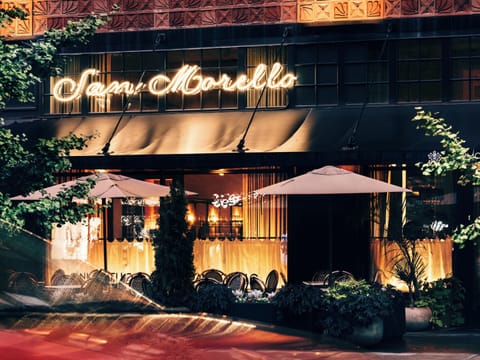 4 restaurants, breakfast served