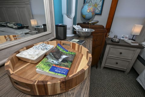 2.Anniebabe Room - Bedroom 2: Queen Bed, Non-Smoking | Premium bedding, down comforters, pillowtop beds, individually decorated