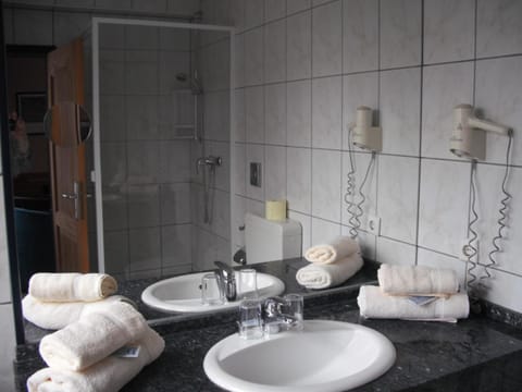 Bathtub, free toiletries, hair dryer, towels