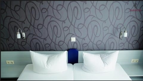 Comfort Double Room | Hypo-allergenic bedding, desk, blackout drapes, free WiFi