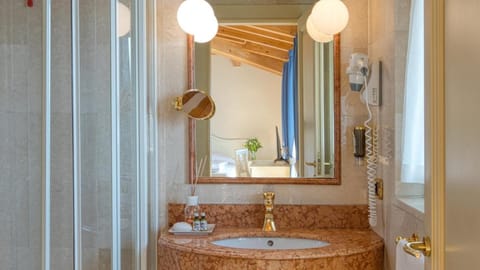 Combined shower/tub, hair dryer, bidet, towels