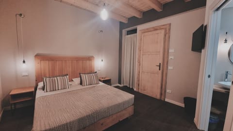 Deluxe Double Room | Premium bedding, down comforters, in-room safe, desk