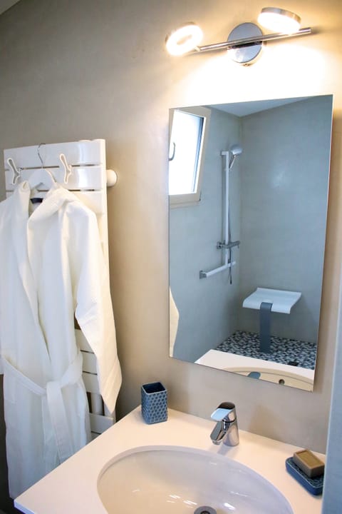 Room (Agapanthe) | Bathroom sink