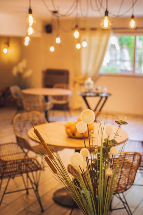 Lunch and dinner served