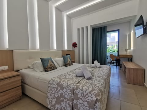 Comfort Studio, 1 Bedroom, Garden View | Desk, blackout drapes, soundproofing, free WiFi