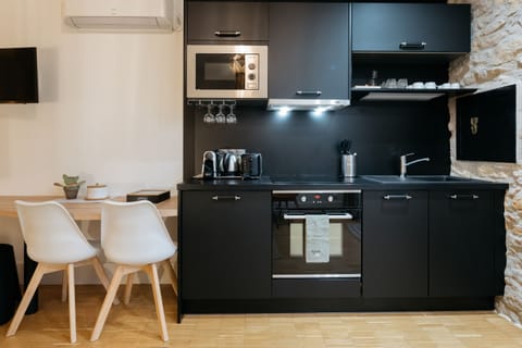 Apartment, Private Bathroom (Euzèbe) | Private kitchen