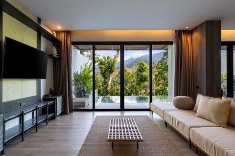 Mountain View Pool Suite | Living area | 32-inch LED TV with cable channels, TV, fireplace