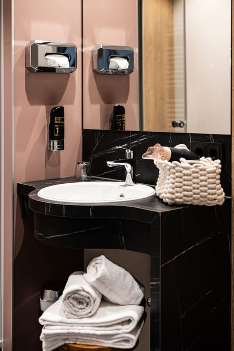 Hypo-allergenic bedding, in-room safe, free WiFi