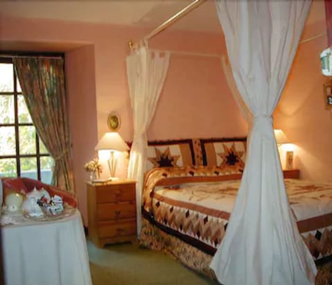 Double or Twin Room | Desk, free WiFi, bed sheets
