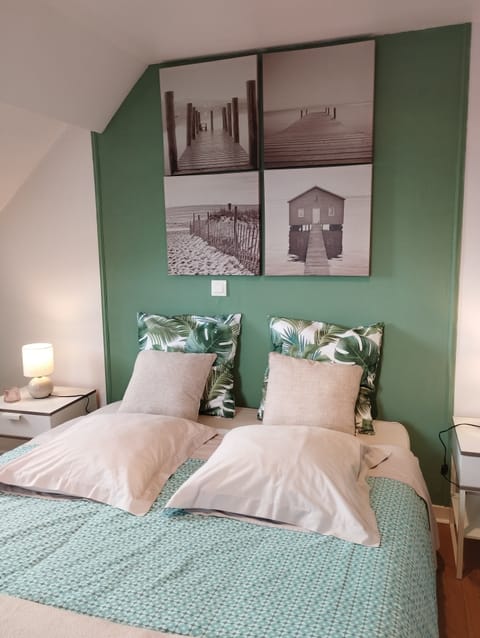 Room (Iris) | Individually decorated, individually furnished, desk, laptop workspace