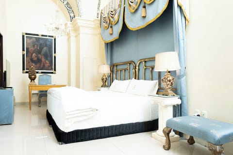 Royal Suite, 1 King Bed with Sofa bed | Premium bedding, down comforters, Tempur-Pedic beds, minibar