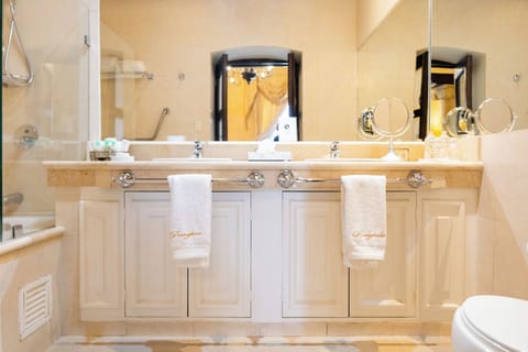 Deluxe Suite, 1 King Bed | Bathroom | Combined shower/tub, hydromassage showerhead, free toiletries