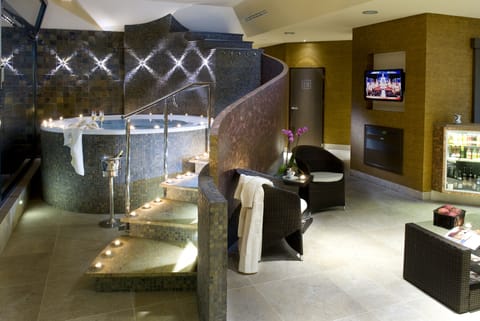 Indoor spa tub