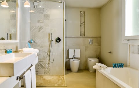 Deluxe Bungalow | Bathroom | Shower, free toiletries, hair dryer, bathrobes