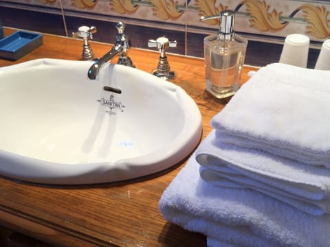 Classic Double Room (Pour une personne) | Individually decorated, individually furnished, desk, iron/ironing board