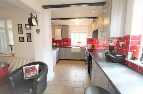 Deluxe Double Room | Shared kitchen | Stovetop, electric kettle, cookware/dishes/utensils