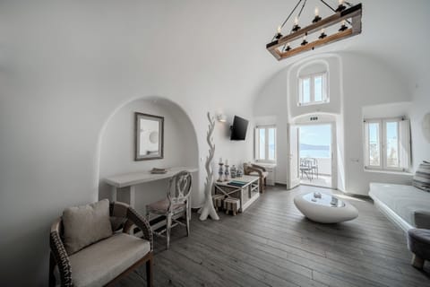 Luxury Studio Suite (Angel) | Living area | Smart TV